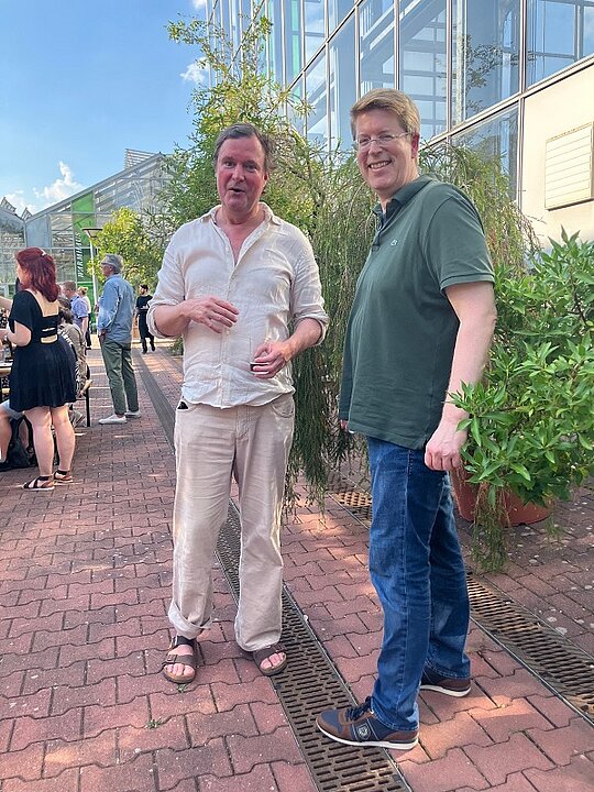 Links Prodekan Prof. Dr. Roger Lüdeke, rechts Prorektor Prof. Dr. Martin Mauve