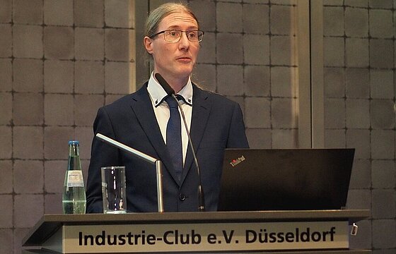 PD Dr. Tobias Winnerling am Rednerpult