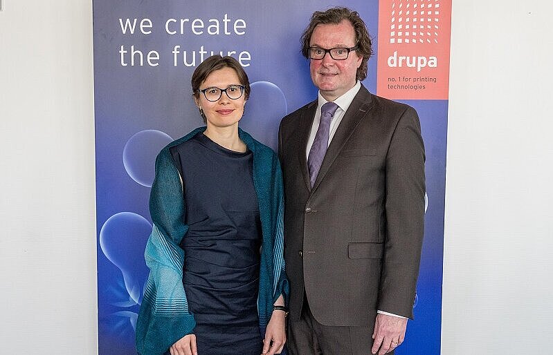 rechts drupa-Preisträgerin Daria Vakhrushova und links Prodekan Professor Doktor Roger Lüdeke 