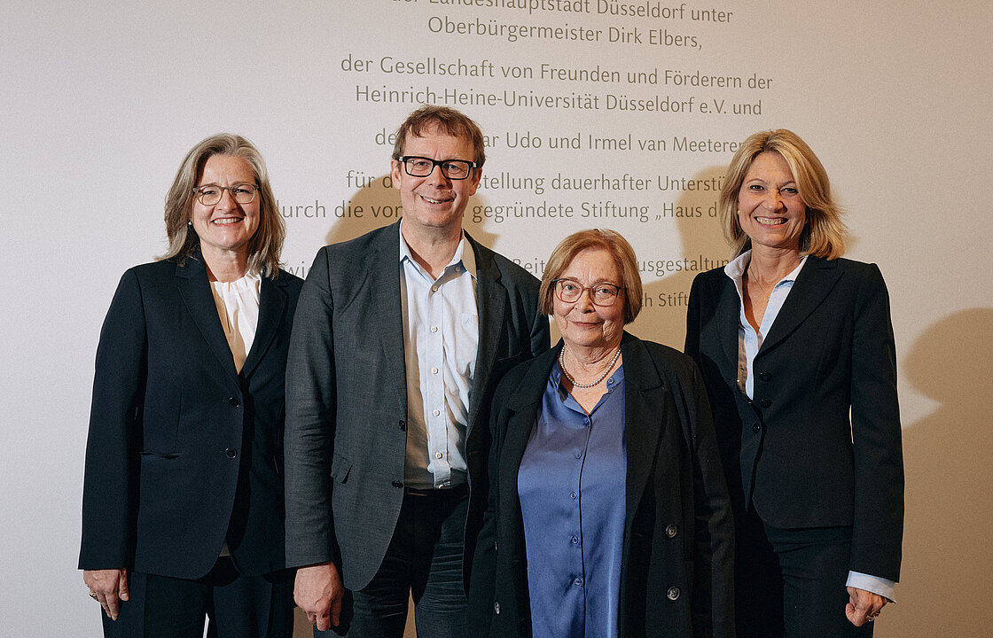 Dekanin Prof. Dr. Ulli Seegers, Prof. Dr. Justus Haucap, der Vorsitzende der Meyer-Struckmann-Stiftung, Preisträgerin Prof. Dr. Shulamit Volkov und Rektorin Prof. Dr. Anja Steinbeck von links nach rechts