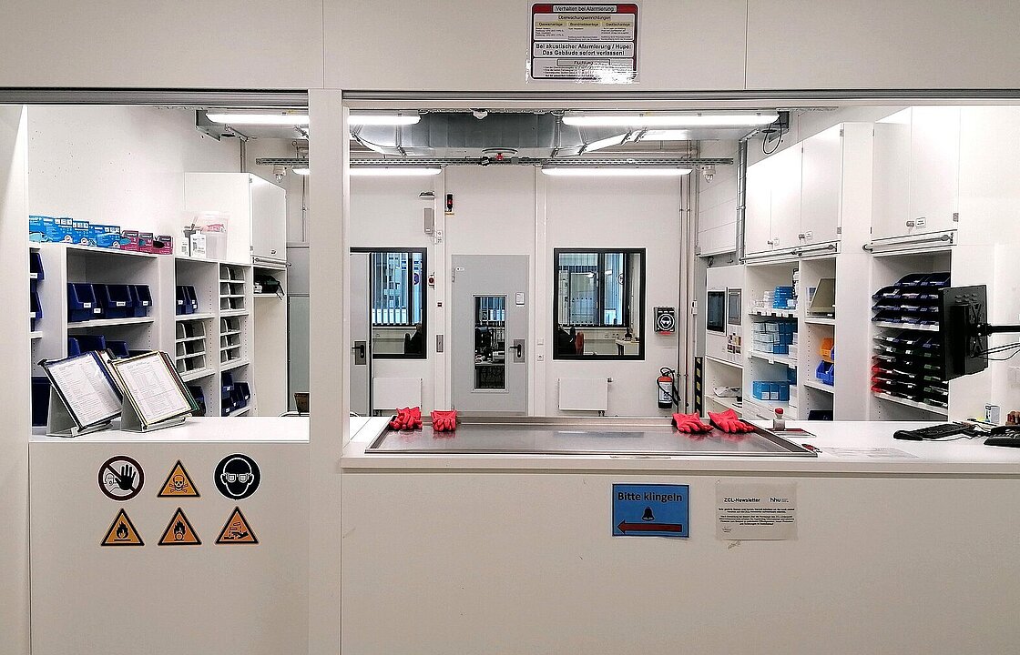 Blick auf die Ausgabetheke im Chemikalienlager
