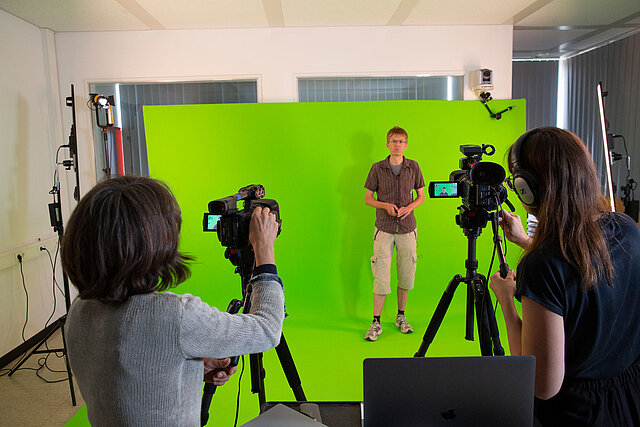 Filmaufnahme vor Greenscreen im Medienlabor