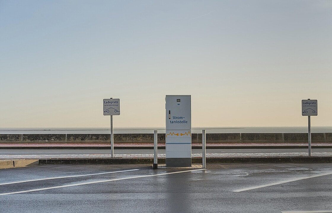 Stromladesäule für Fahrzeuge und leere Parkplatzbuchten 