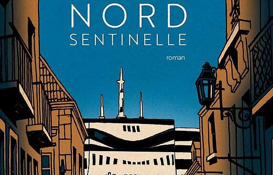 Buchcover Nord Sentinelle von Jerome Ferrari. Blick durch eine enge Gasse auf ein Kreuzfahrtschiff. Gemalt.