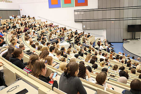 Blick von oben auf einen Hörsaal mit Studierenden