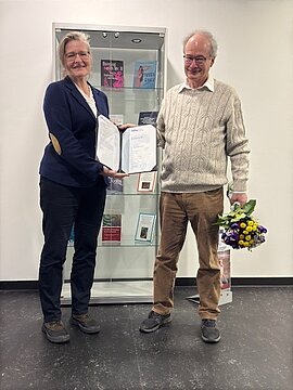 Dekanin Prof. Ulli Seegers überreicht Prof. Stefan Rohrbacher die Ruhestandsurkunde