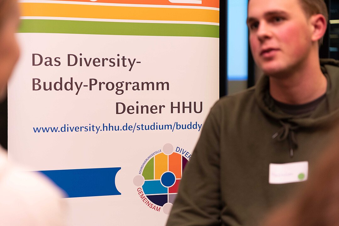 Das Logo des HHU-Buddyprogramms und davor ein Mensch