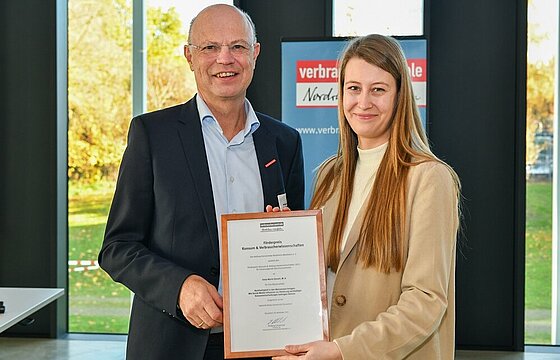 Wolfgang Schuldzinski mit Preisträgerin Gesa-Marie Zienert (rechts)