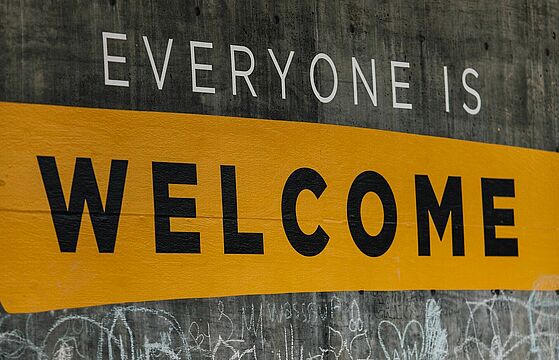Graue Betonwand mit der Aufschrift: Everyone is welcome