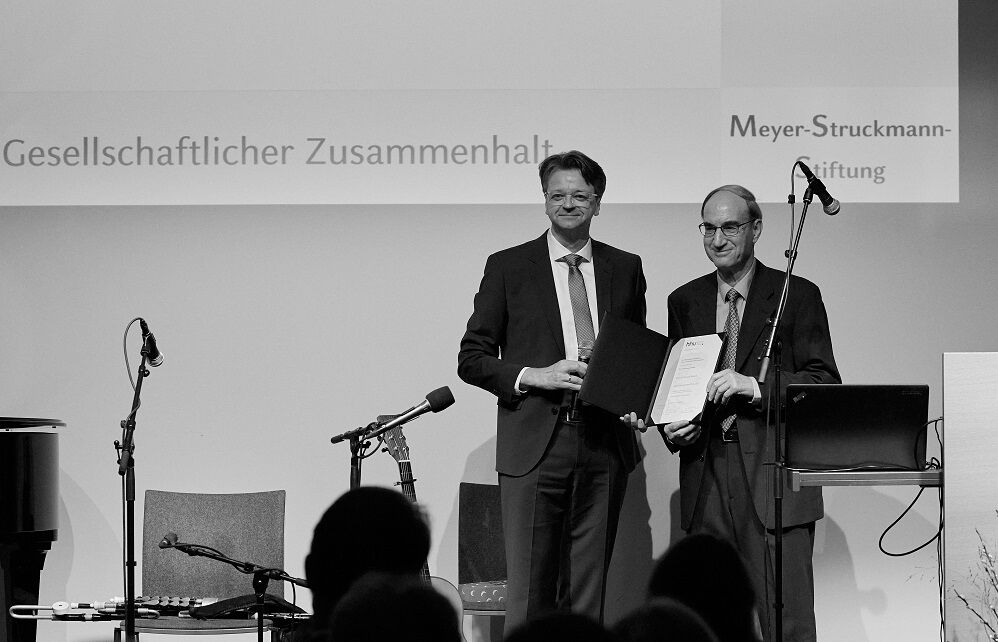 Preisträger Prof. em. Dr. Richard Münch und Dekan Univ.-Prof. Dr. Achim Landwehr