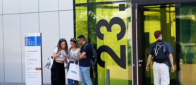 Studierende vor Gebäude 23.21
