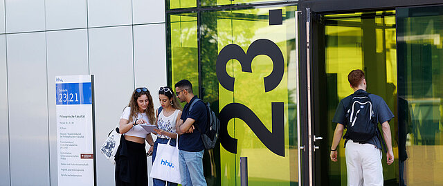 Studierende vor Gebäude 23.21