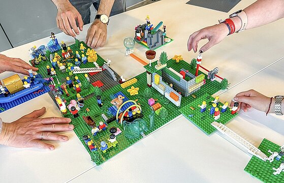 Hände, Post-its und Legosteine