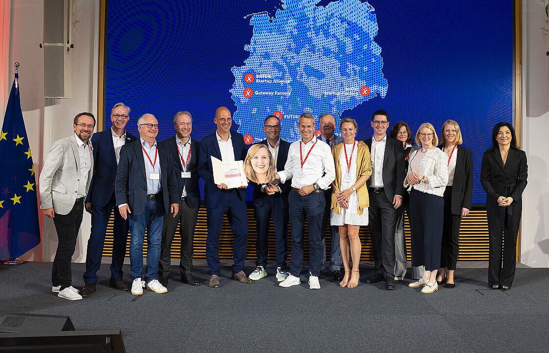 Gruppenbild des Konsortium der im Förderwettbewerb des Bundeswirtschaftsministeriums 'Gateway Factory'