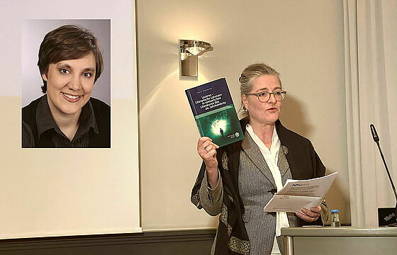 Dekanin Professorin Ulli Seegers bei ihrer Rede. Im Hintergrund ein Bild von Professorif Ursula Hennigled.