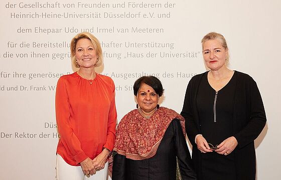 Rektorin Anja Steinbeck, Preisträgerin Monica Juneja, Dekanin Ulli Seegers, von links nach rechts
