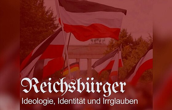 Blick von hinten auf eine Menge Menschen mit Reichsfahnen vor dem Brandenburger Tor. Bild in rot gehalten.