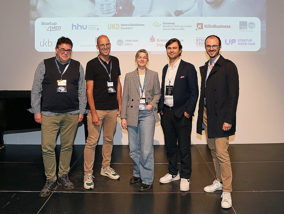 Gruppenfoto der Jurymitglieder auf der Bühne des Pitch4MED.