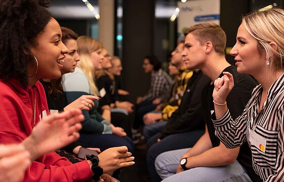 Mehrere Personen im Gespräch miteinander