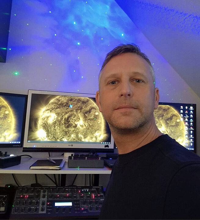 Eine Person vor mehreren Monitoren, die die Sonnenoberfläche zeigen