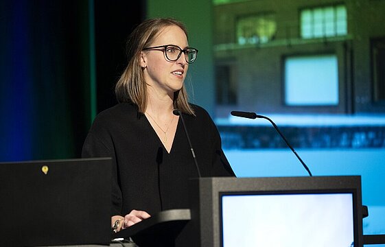 Die Preistägerin Hannah Schiefer am Rednerpult