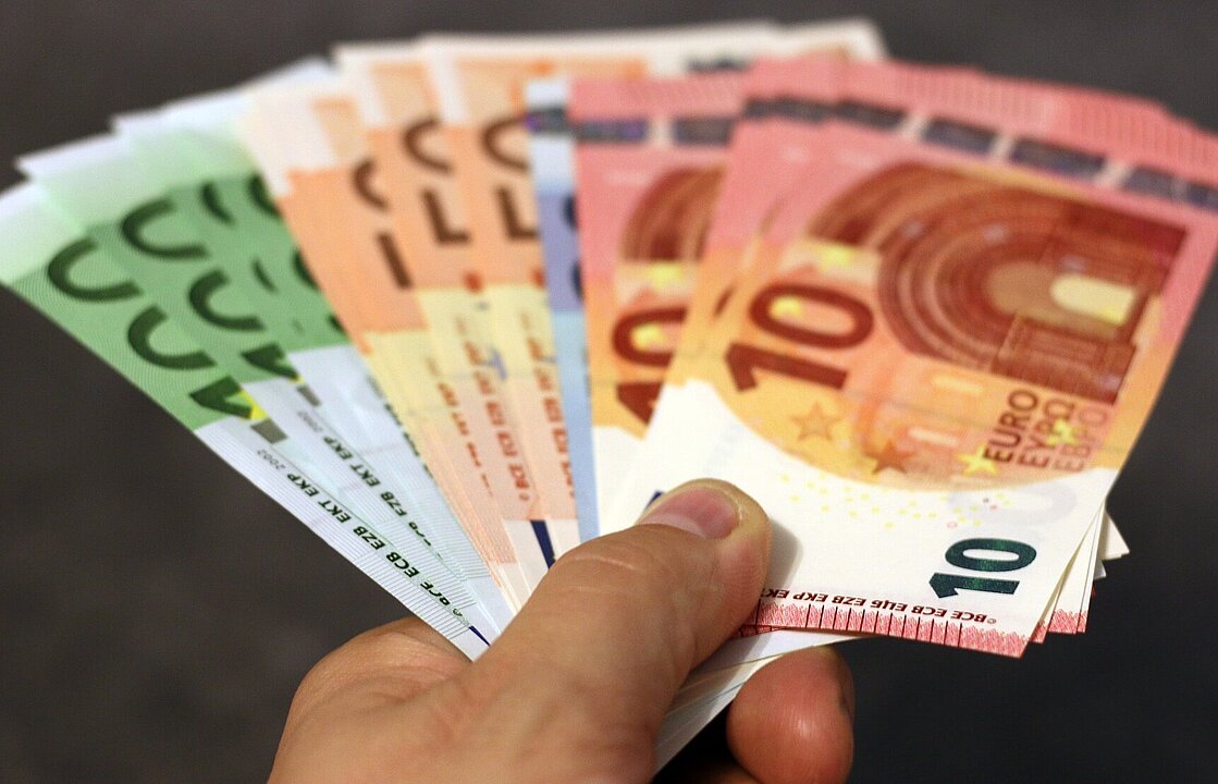 Hand mit Euroscheinen