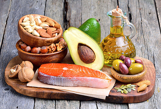 Darstellung von Omega-3-fettsäurehaltigen Nahrungsmitteln wie Lachs.