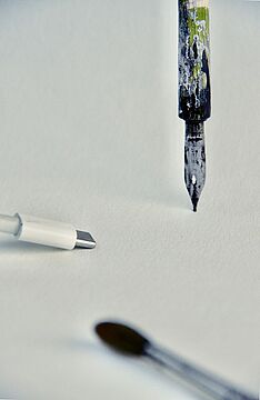 Füller, Handykabel und Pinsel