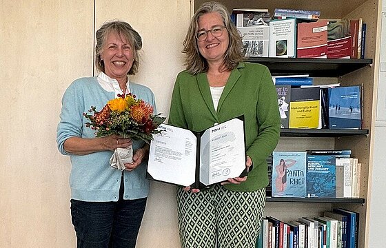 Links Professorin Dagmar Börner-Klein mit einem Blumenstrauß, daneben Dekanin Professorin Ulli Seegers mit der Ruhestandsurkunde