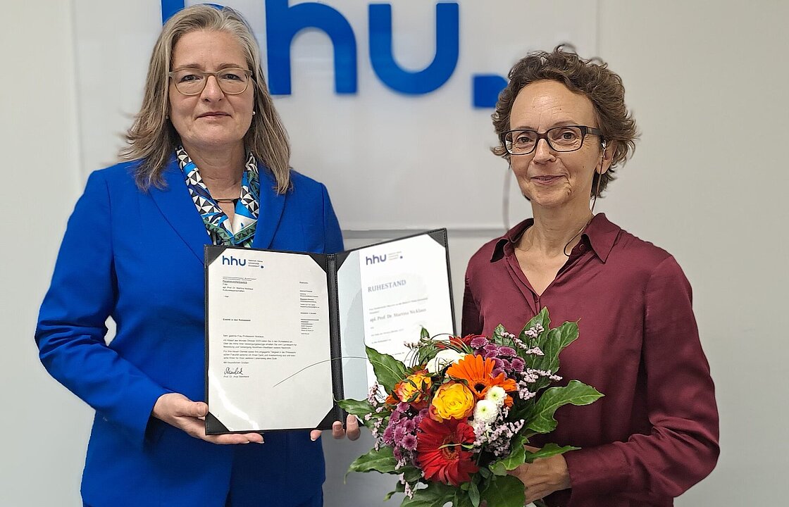 Dekanin Prof. Ulli Seegers rechts neben Prof. Dr. Martina Nicklaus