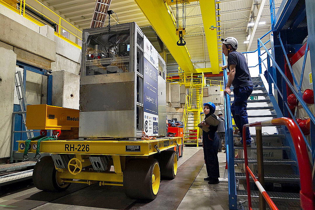 Die Protonenfalle BASE-STEP wird auf einen Transportwagen gehoben.