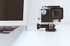 Kamera neben Laptop